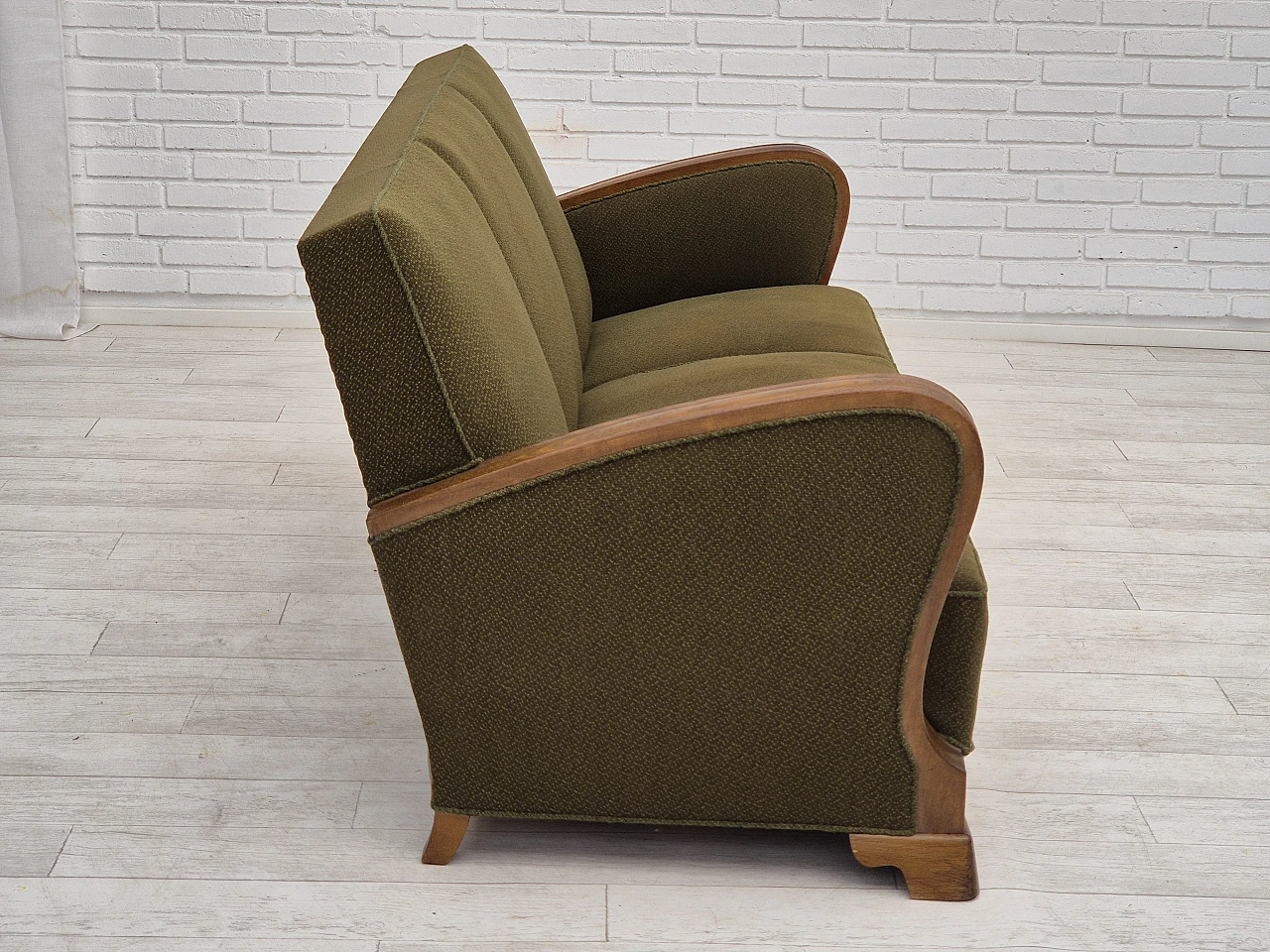 Divano danese a tre posti in rovere e tessuto verde, anni '50 4