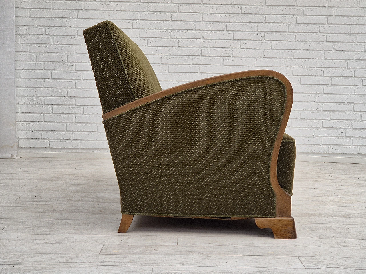 Divano danese a tre posti in rovere e tessuto verde, anni '50 5