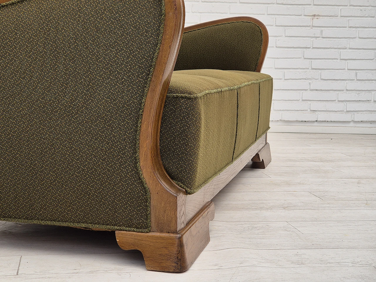 Divano danese a tre posti in rovere e tessuto verde, anni '50 7