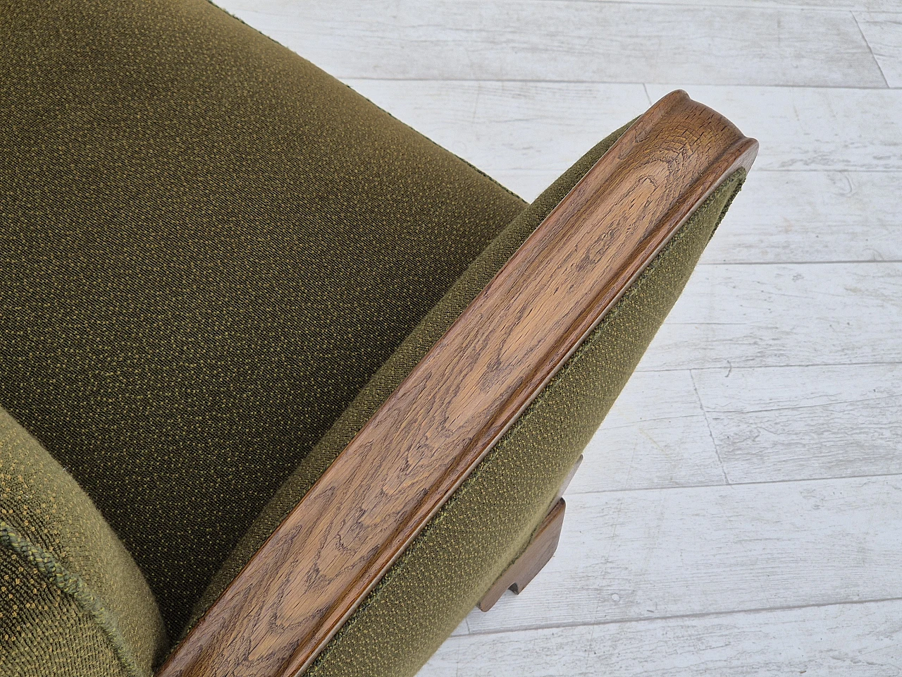 Divano danese a tre posti in rovere e tessuto verde, anni '50 8