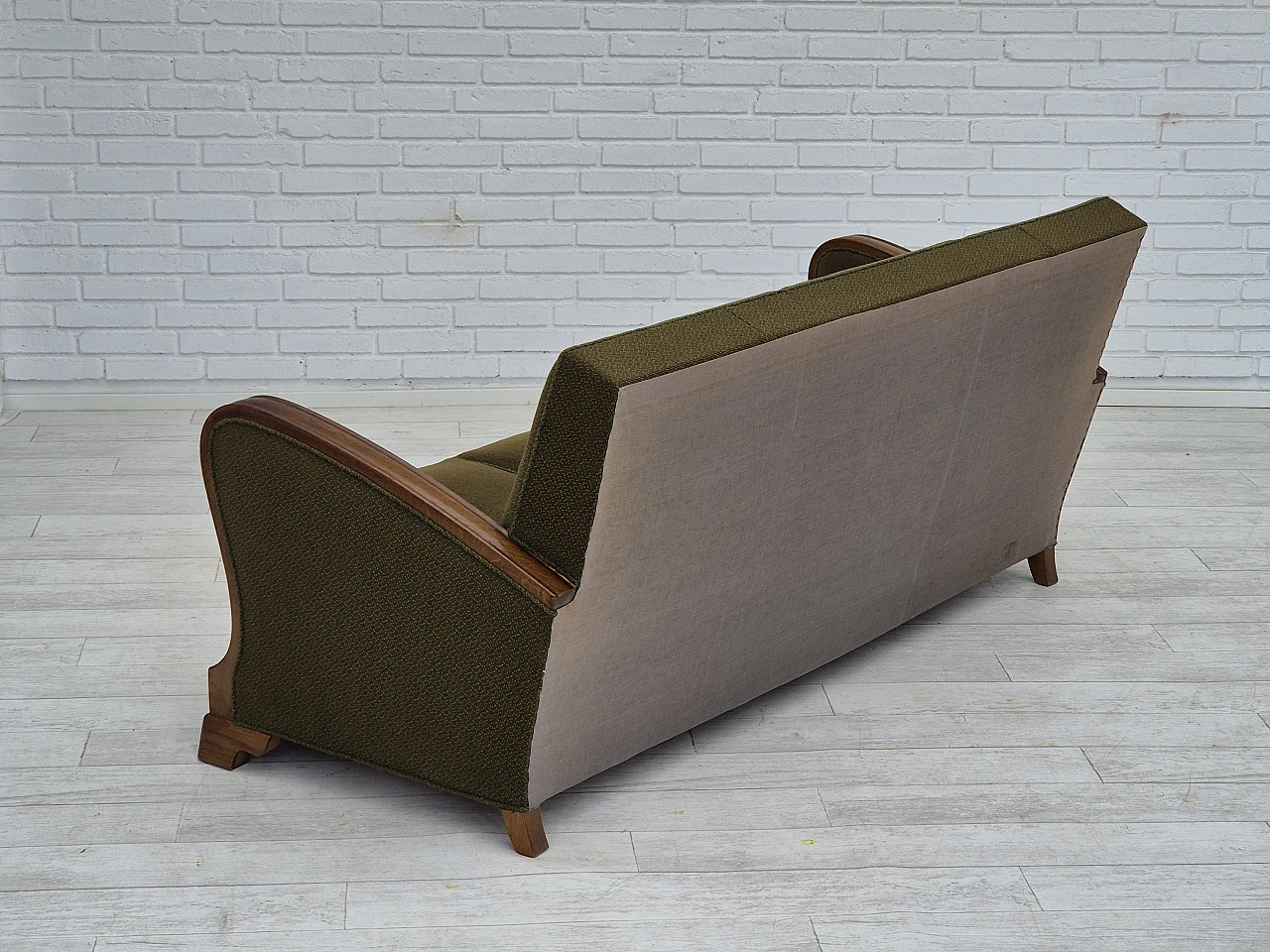 Divano danese a tre posti in rovere e tessuto verde, anni '50 10