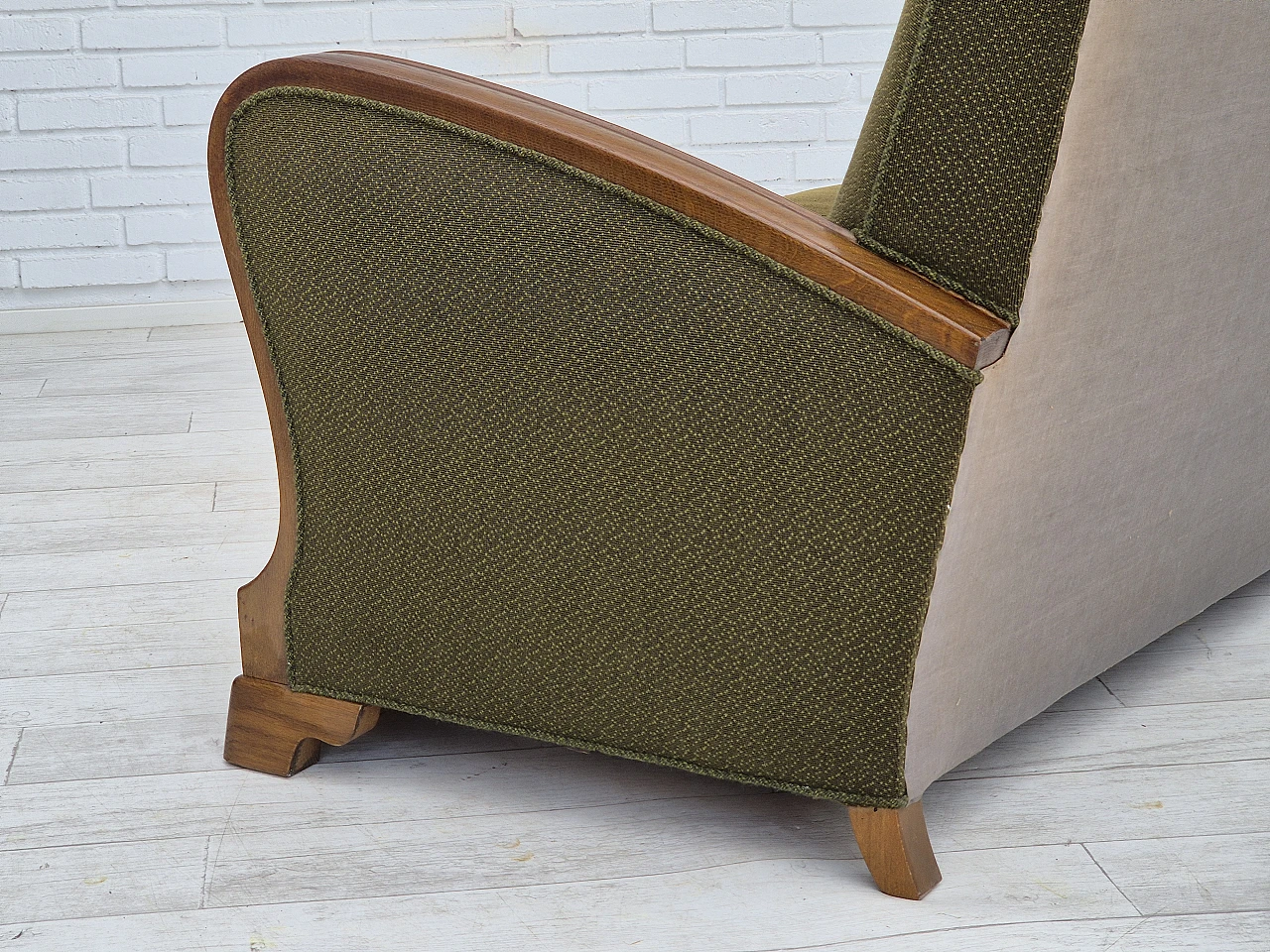 Divano danese a tre posti in rovere e tessuto verde, anni '50 11