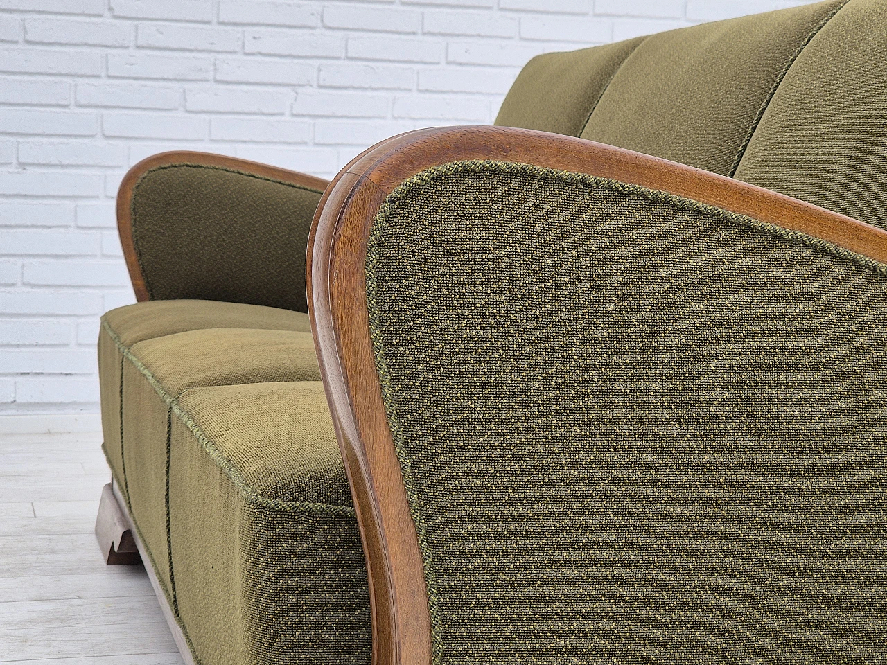 Divano danese a tre posti in rovere e tessuto verde, anni '50 15