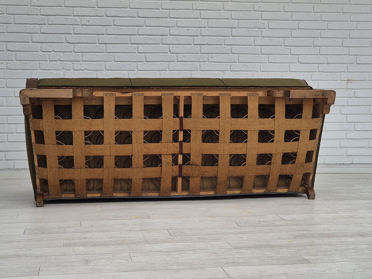 Divano danese a tre posti in rovere e tessuto verde, anni '50 17