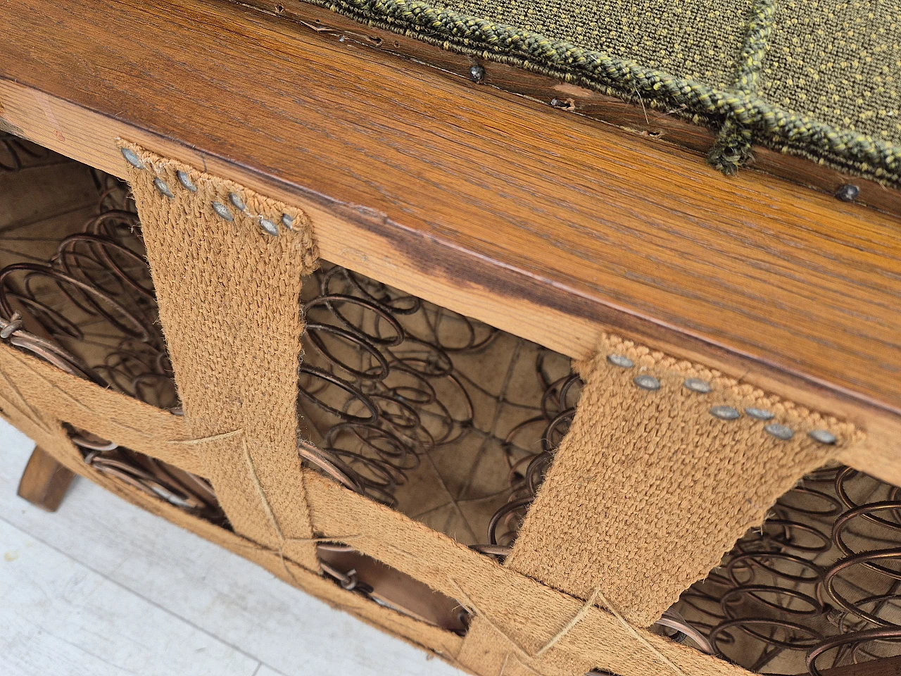 Divano danese a tre posti in rovere e tessuto verde, anni '50 18