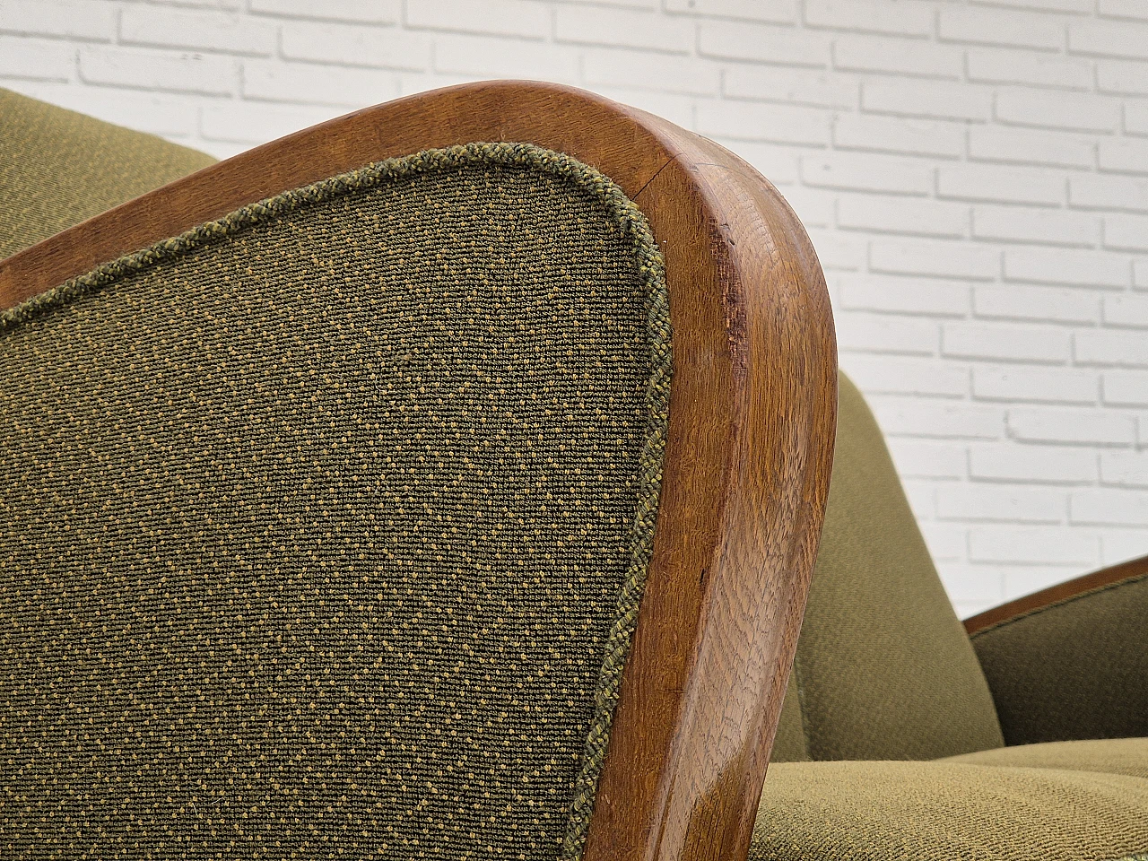 Divano danese a tre posti in rovere e tessuto verde, anni '50 19