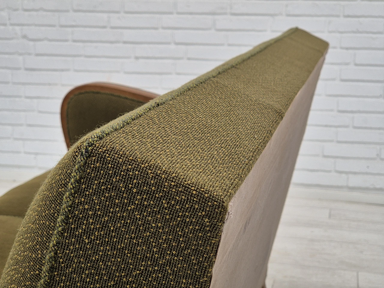 Divano danese a tre posti in rovere e tessuto verde, anni '50 20