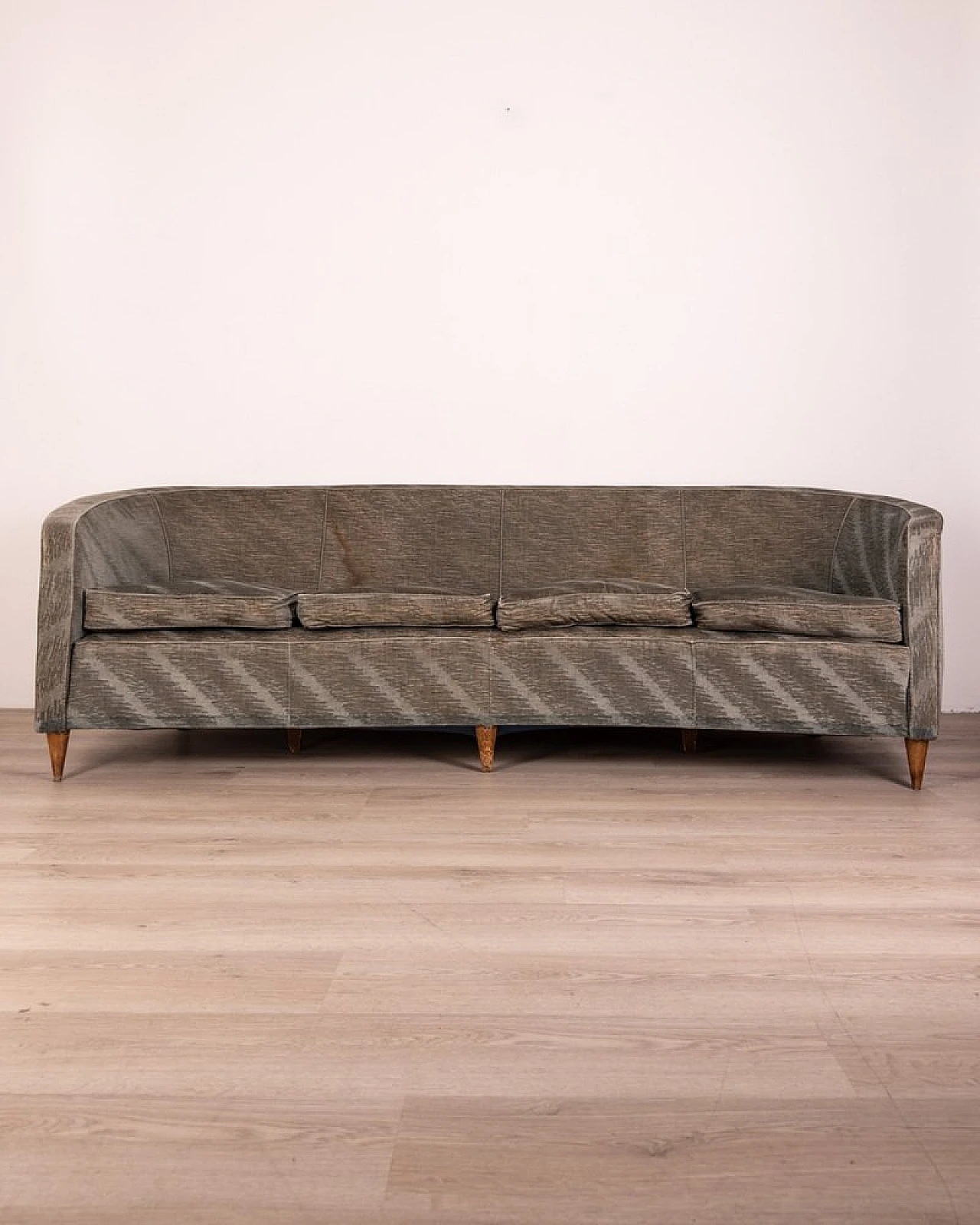 Divano curvo a 4 posti in velluto grigio e piedi in legno, anni '50 1
