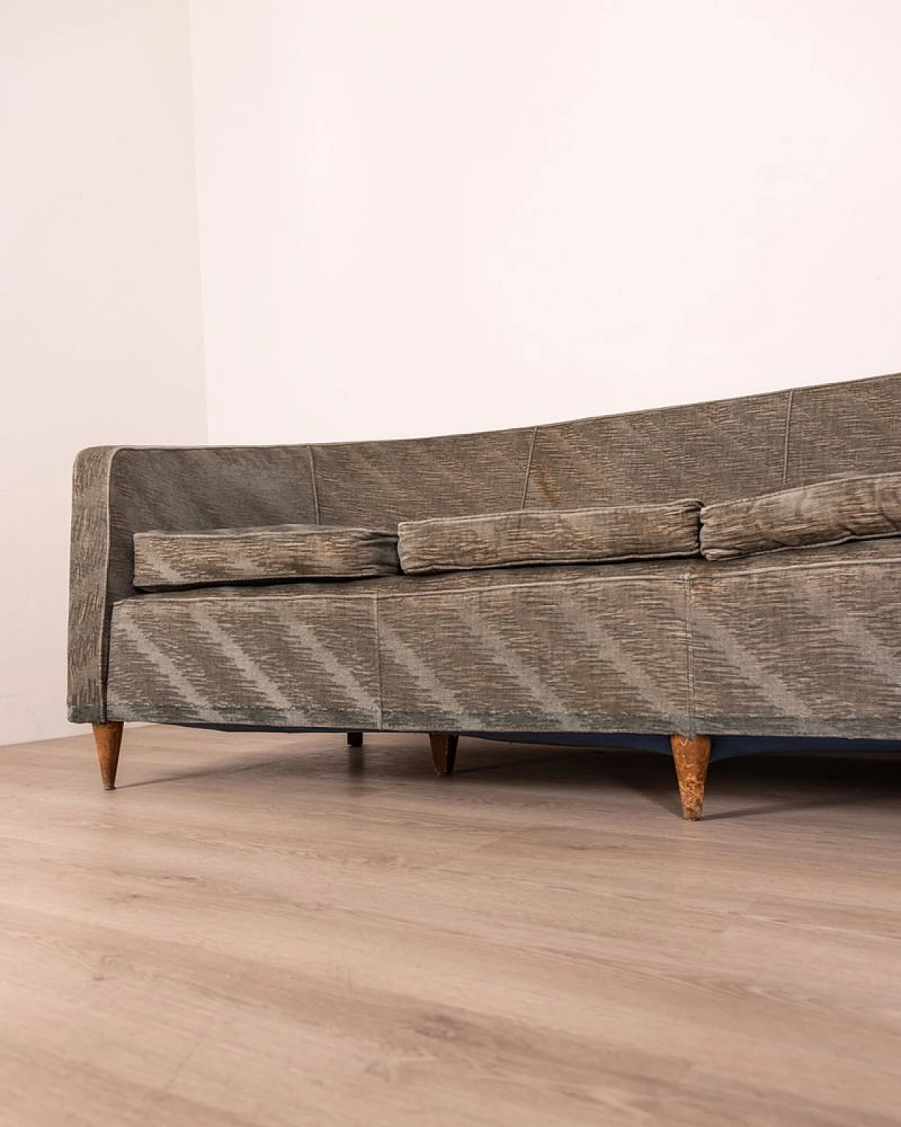 Divano curvo a 4 posti in velluto grigio e piedi in legno, anni '50 4