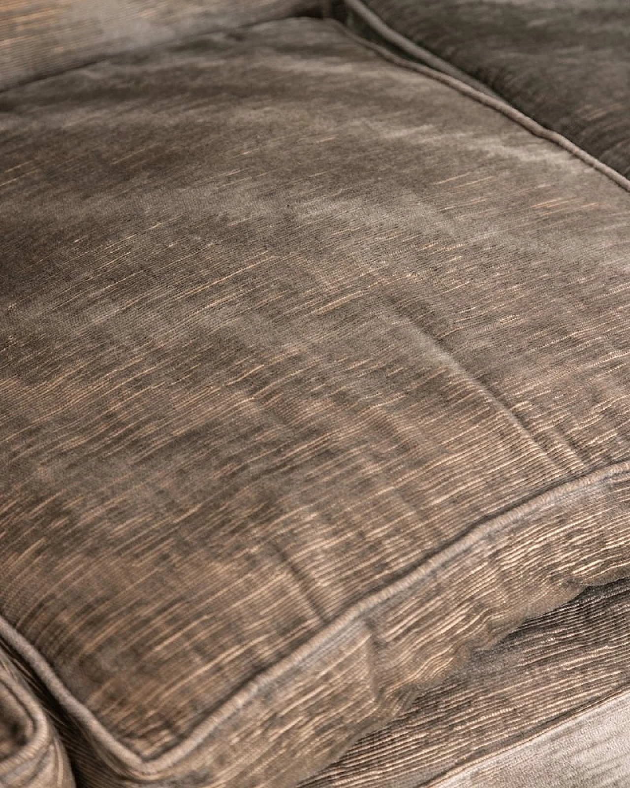 Divano curvo a 4 posti in velluto grigio e piedi in legno, anni '50 5