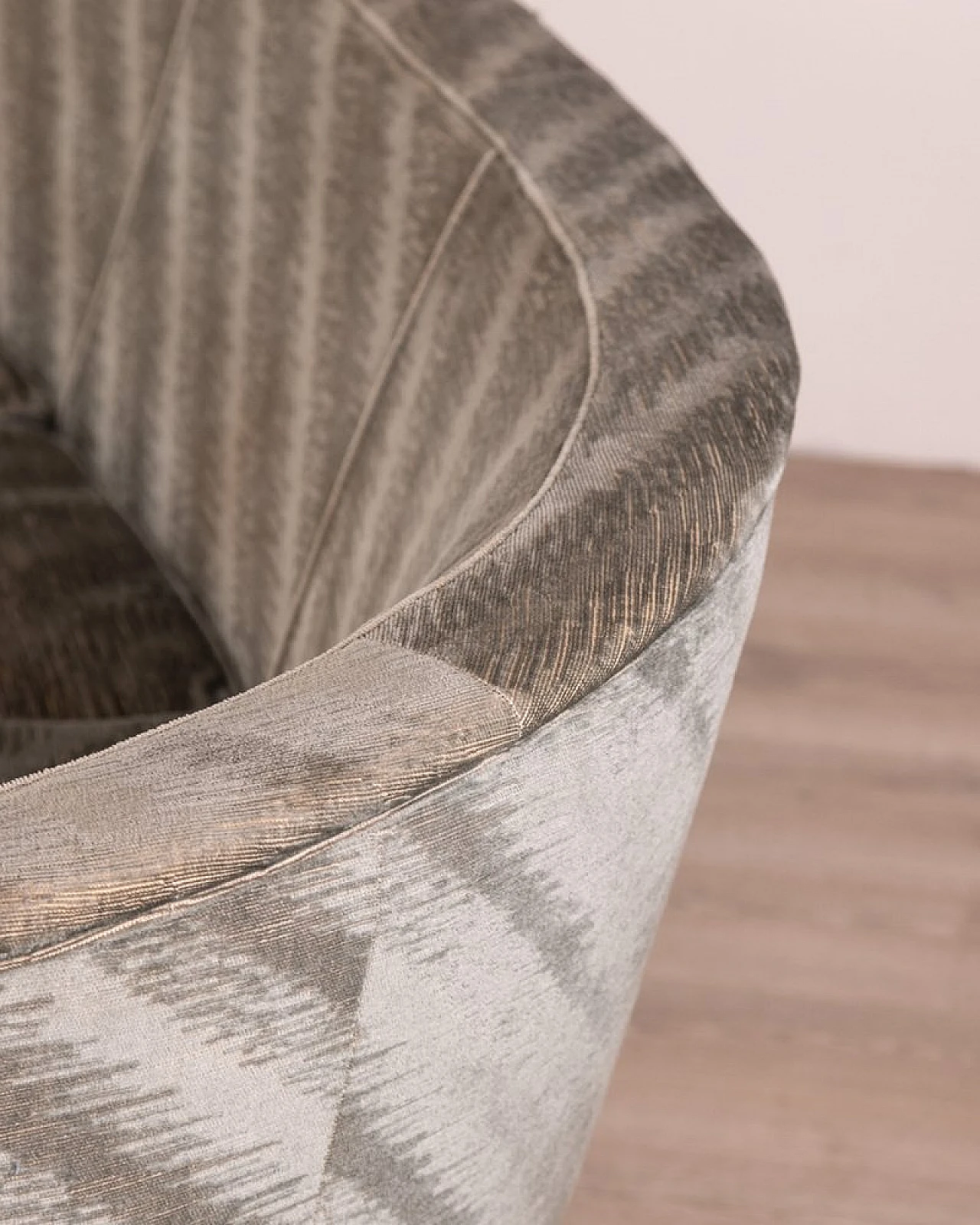 Divano curvo a 4 posti in velluto grigio e piedi in legno, anni '50 6