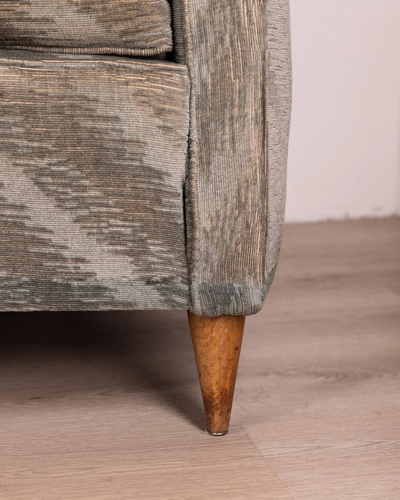 Divano curvo a 4 posti in velluto grigio e piedi in legno, anni '50 7