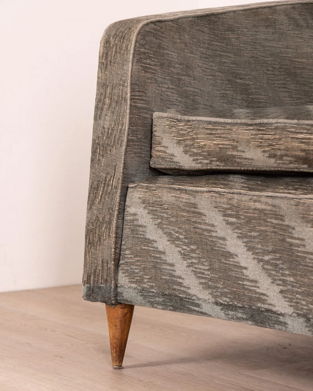 Divano curvo a 4 posti in velluto grigio e piedi in legno, anni '50 10