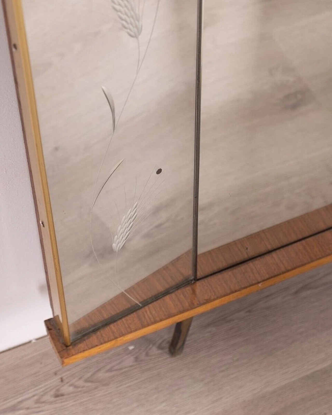 Specchio con appendiabiti in ottone e legno di Cristal Art, anni '50 5