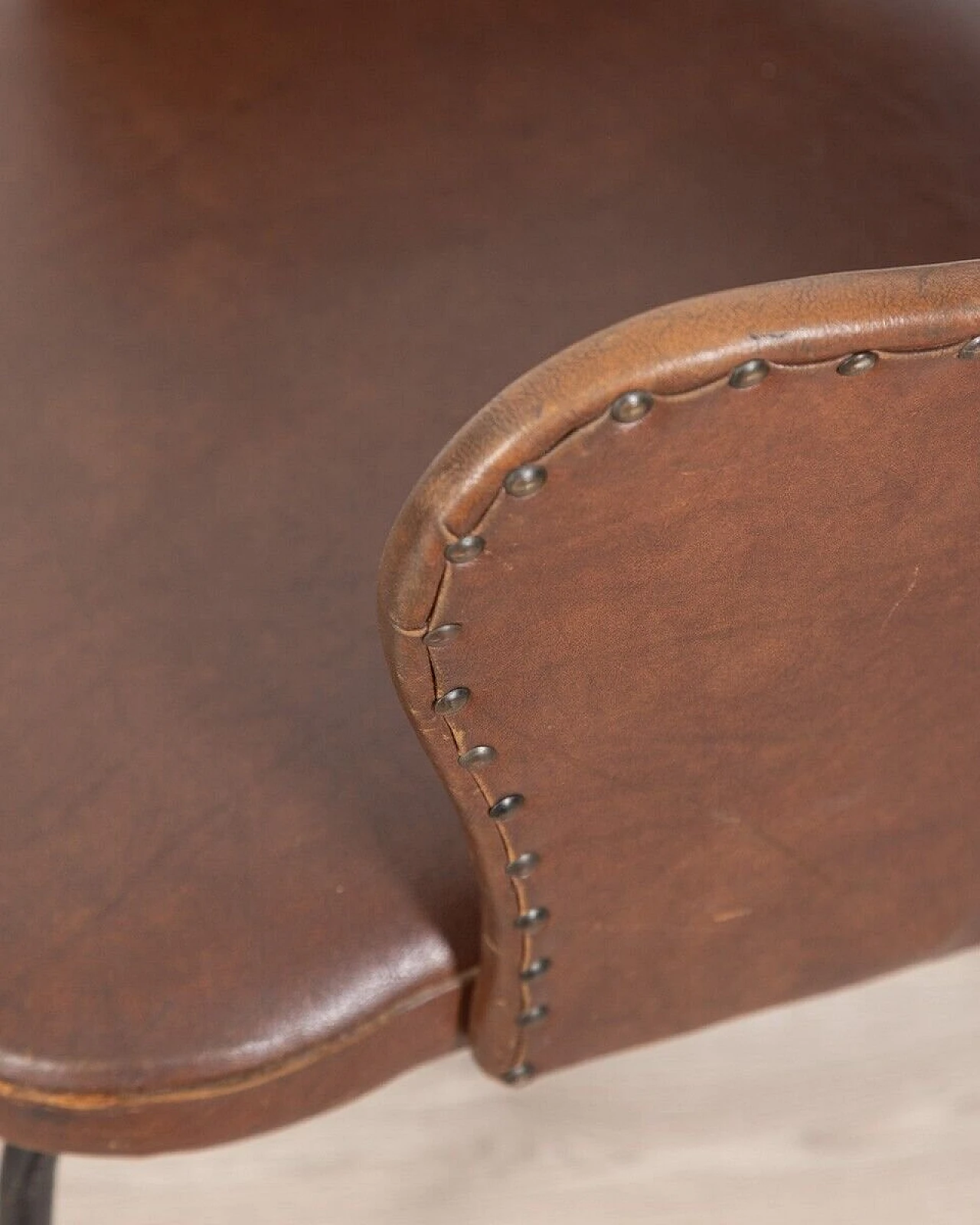 Coppia di Poltrone in pelle marrone e gambe in metallo, anni '60 6