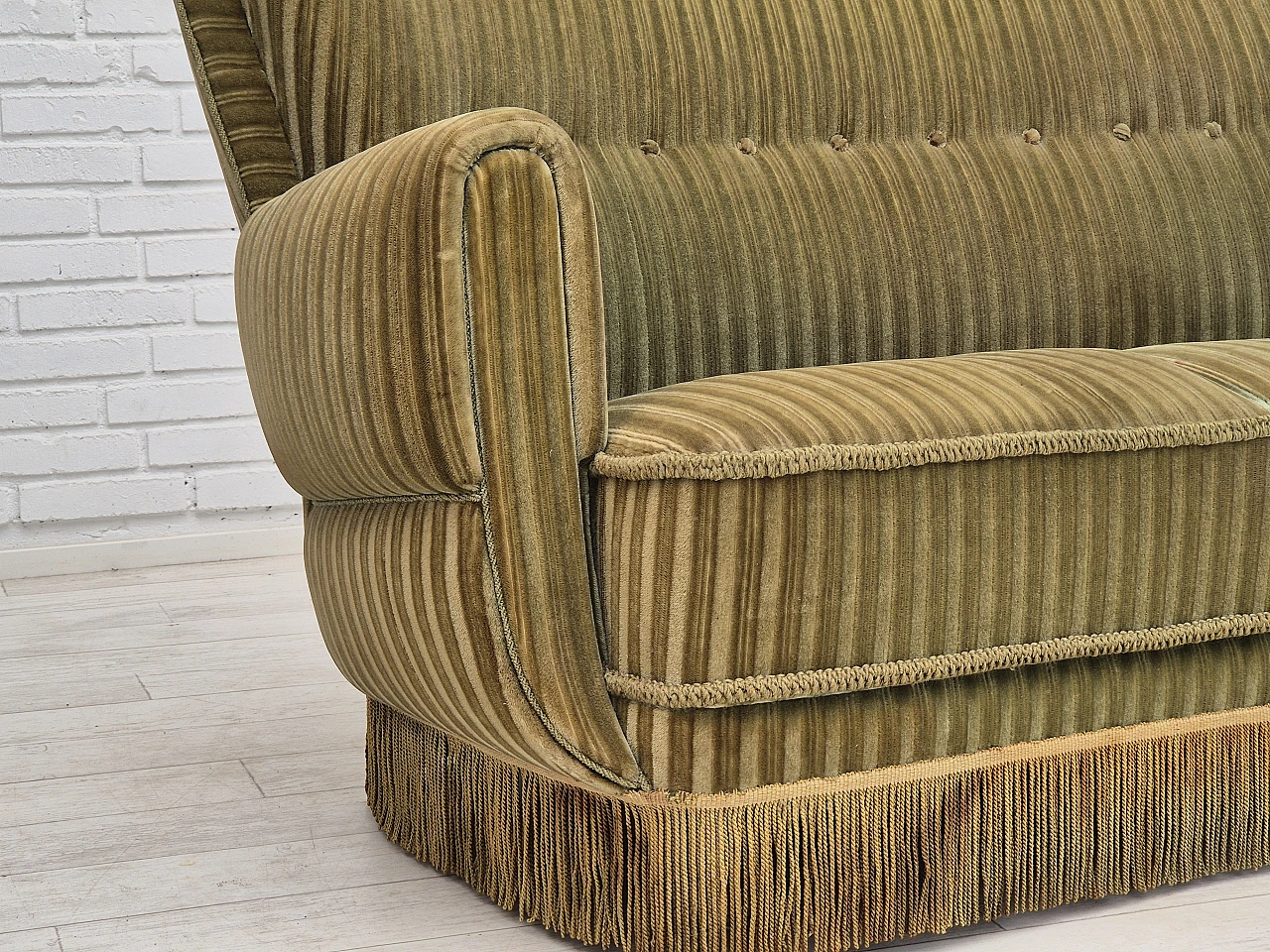 Divano danese curvo in velluto verde e faggio, anni '60 3