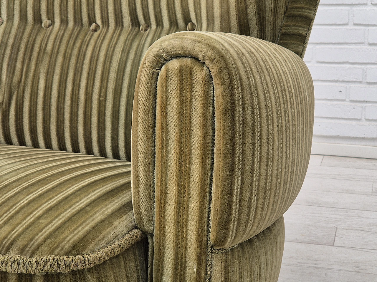 Divano danese curvo in velluto verde e faggio, anni '60 4