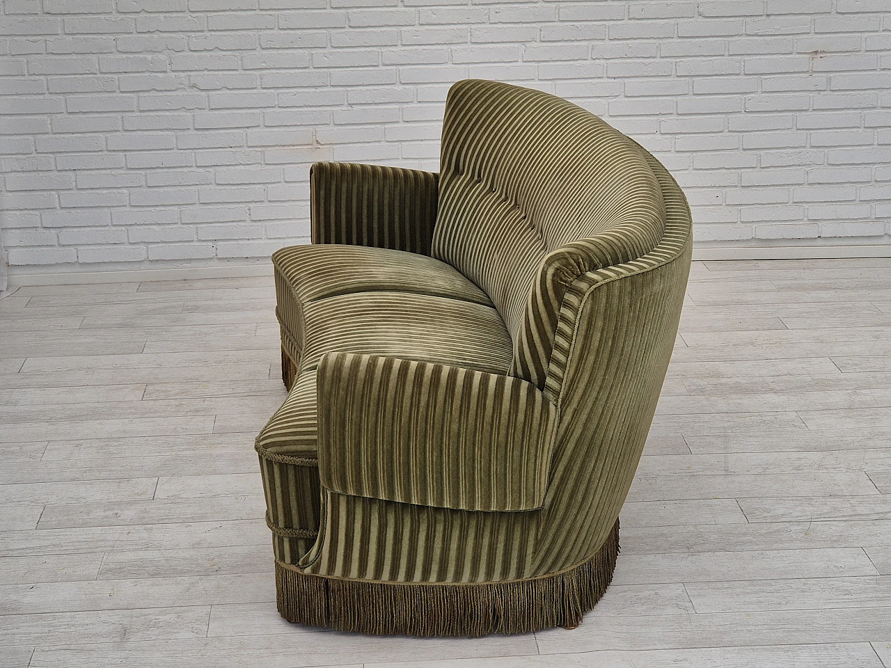 Divano danese curvo in velluto verde e faggio, anni '60 11