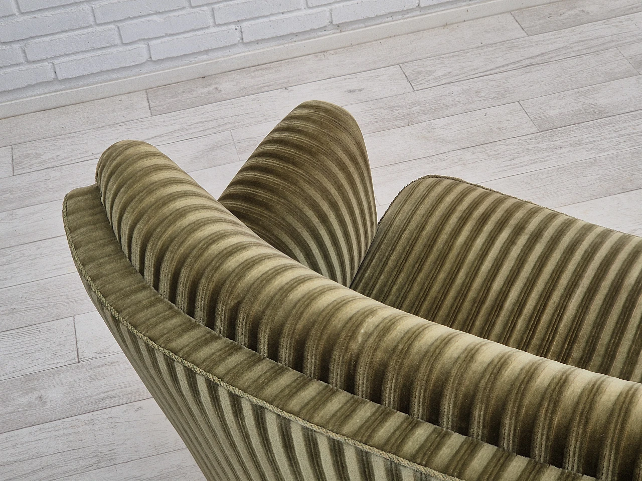 Divano danese curvo in velluto verde e faggio, anni '60 12