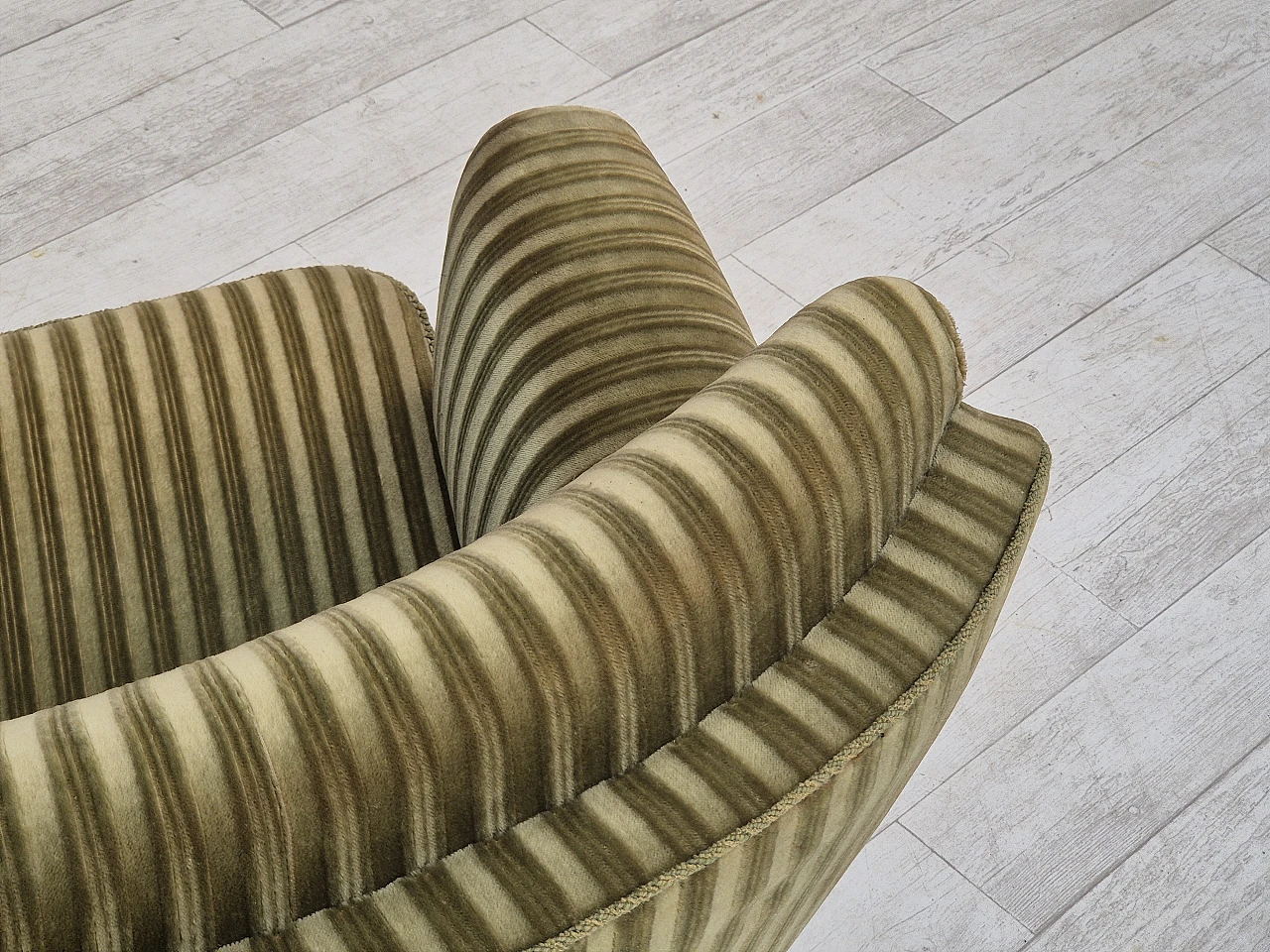 Divano danese curvo in velluto verde e faggio, anni '60 13