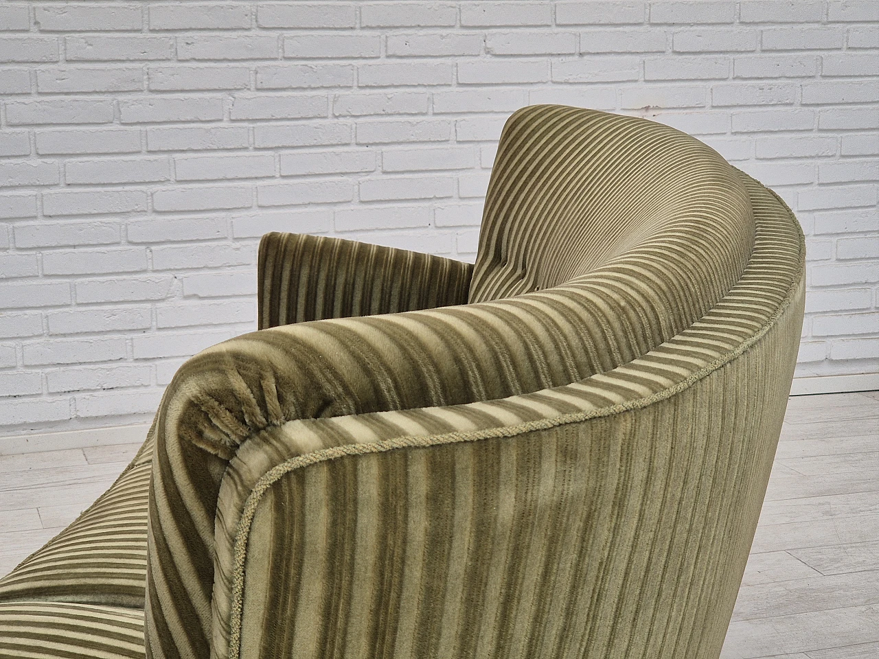 Divano danese curvo in velluto verde e faggio, anni '60 14