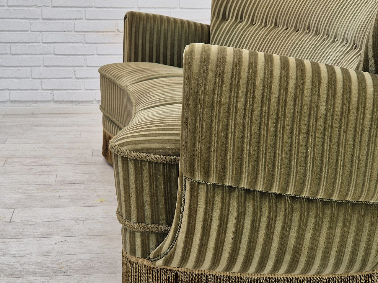 Divano danese curvo in velluto verde e faggio, anni '60 15