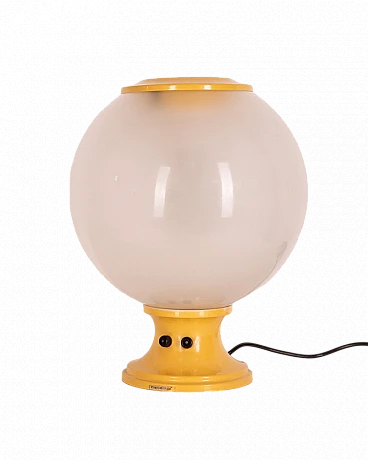 Lampada da tavolo in vetro e metallo giallo di Martinelli, anni '60
