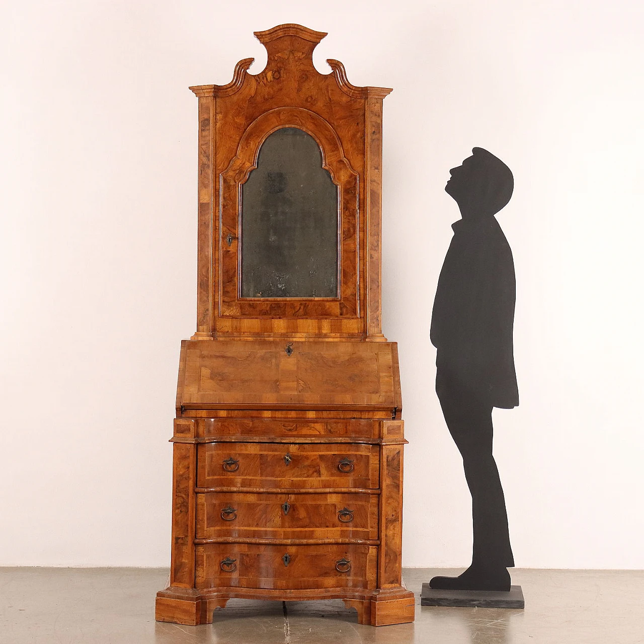 Trumeau Luigi XV impiallacciato in noce e radica con specchio, metà '700 2