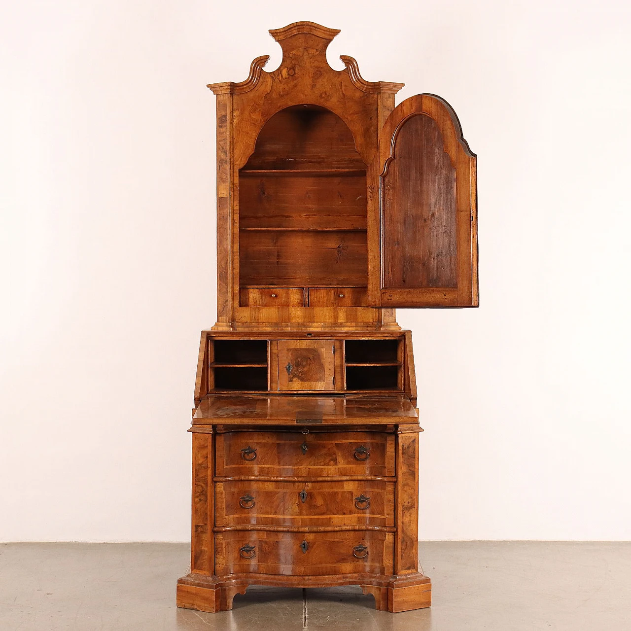 Trumeau Luigi XV impiallacciato in noce e radica con specchio, metà '700 3