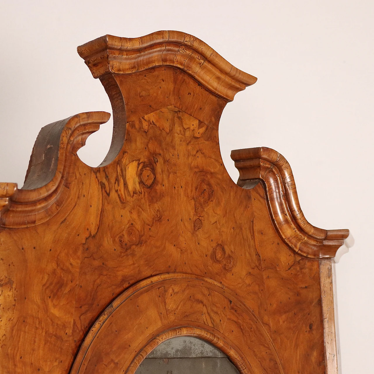 Trumeau Luigi XV impiallacciato in noce e radica con specchio, metà '700 5