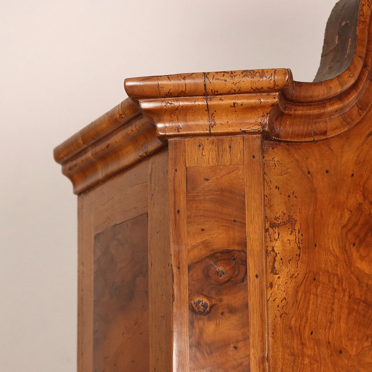 Trumeau Luigi XV impiallacciato in noce e radica con specchio, metà '700 6