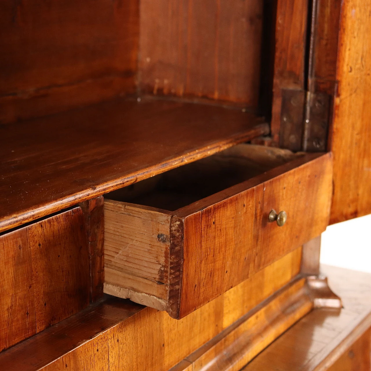 Trumeau Luigi XV impiallacciato in noce e radica con specchio, metà '700 7