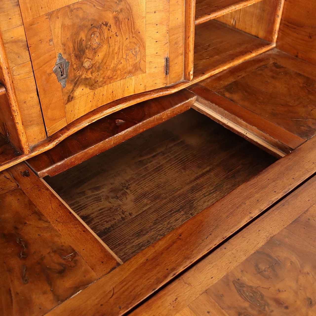 Trumeau Luigi XV impiallacciato in noce e radica con specchio, metà '700 8