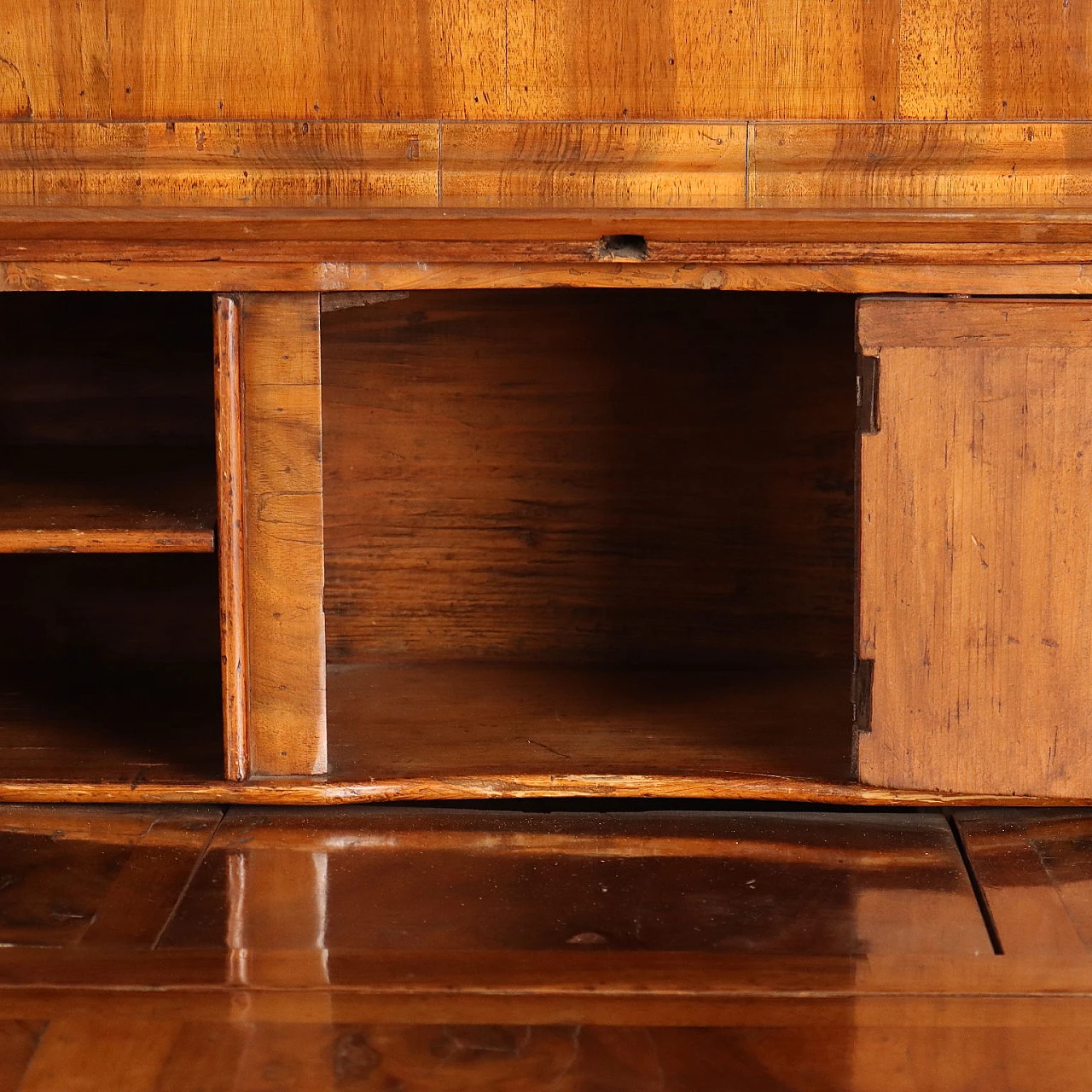 Trumeau Luigi XV impiallacciato in noce e radica con specchio, metà '700 9