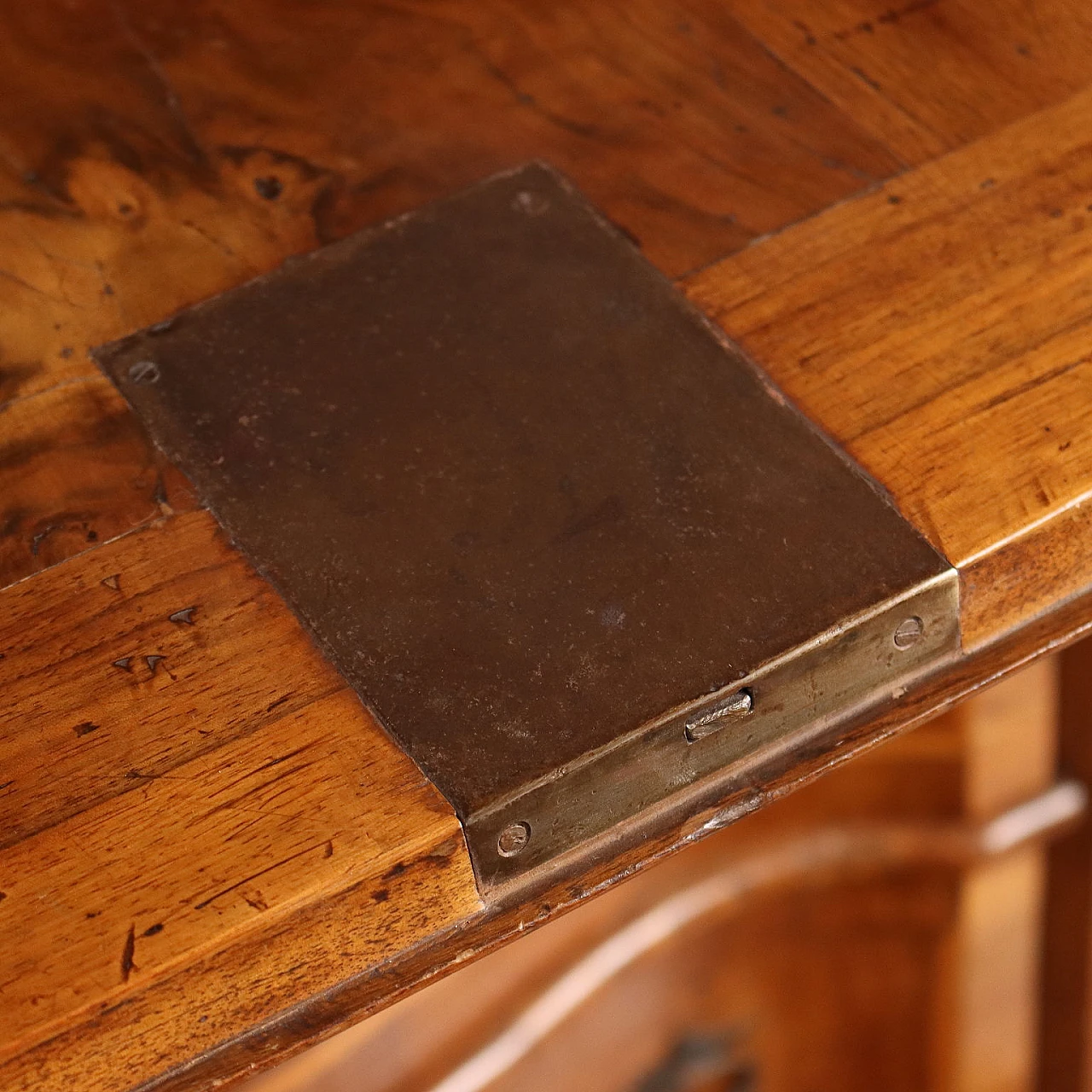 Trumeau Luigi XV impiallacciato in noce e radica con specchio, metà '700 10