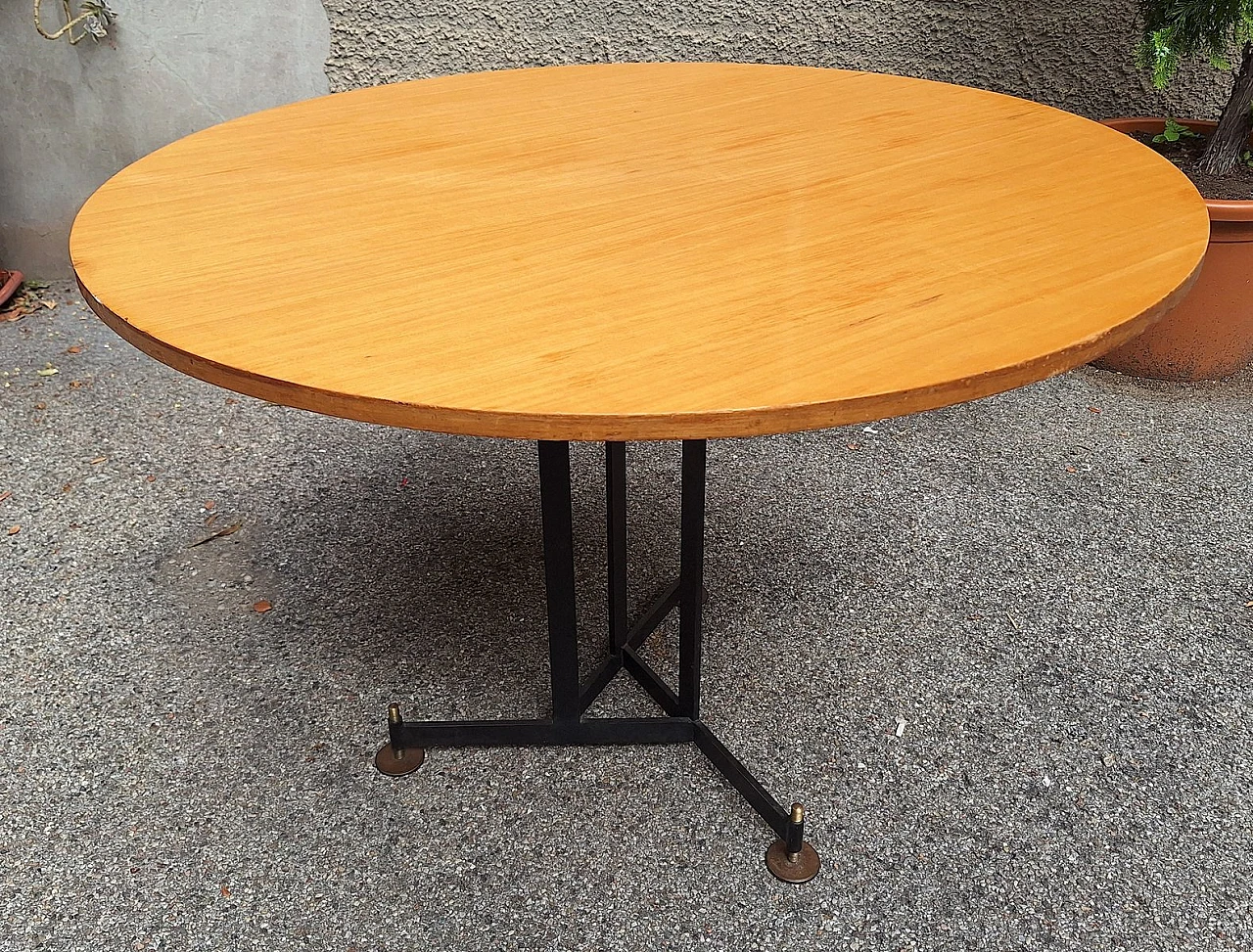 Tavolo in ferro ed ottone con ripiano rotondo in legno, anni '50 1