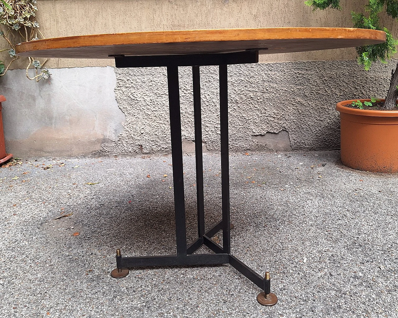 Tavolo in ferro ed ottone con ripiano rotondo in legno, anni '50 2