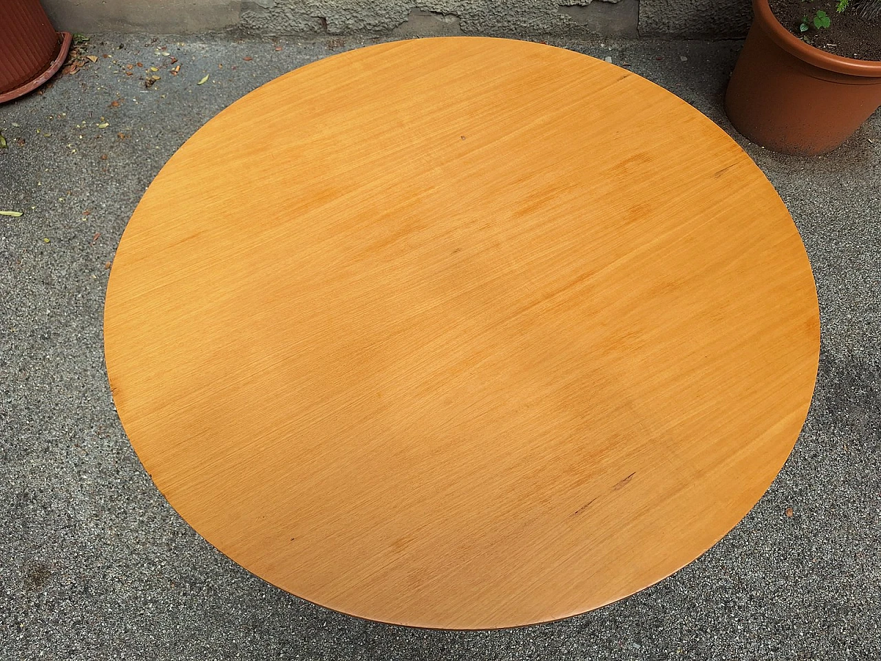 Tavolo in ferro ed ottone con ripiano rotondo in legno, anni '50 3