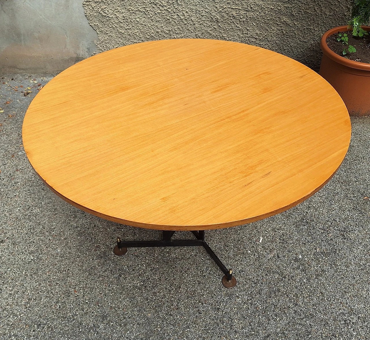 Tavolo in ferro ed ottone con ripiano rotondo in legno, anni '50 4