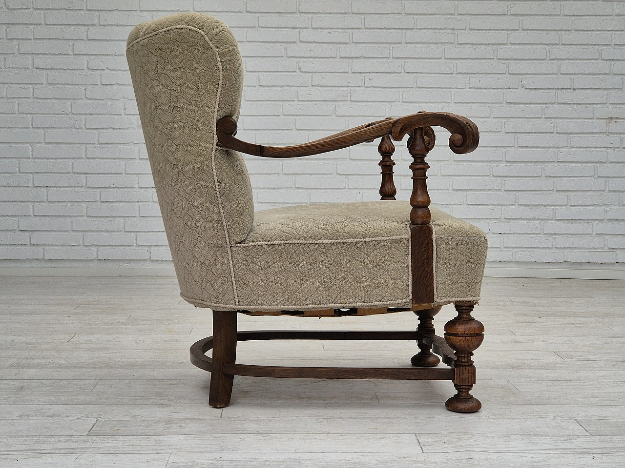 Poltrona danese in tessuto e rovere intagliato, anni '50 5