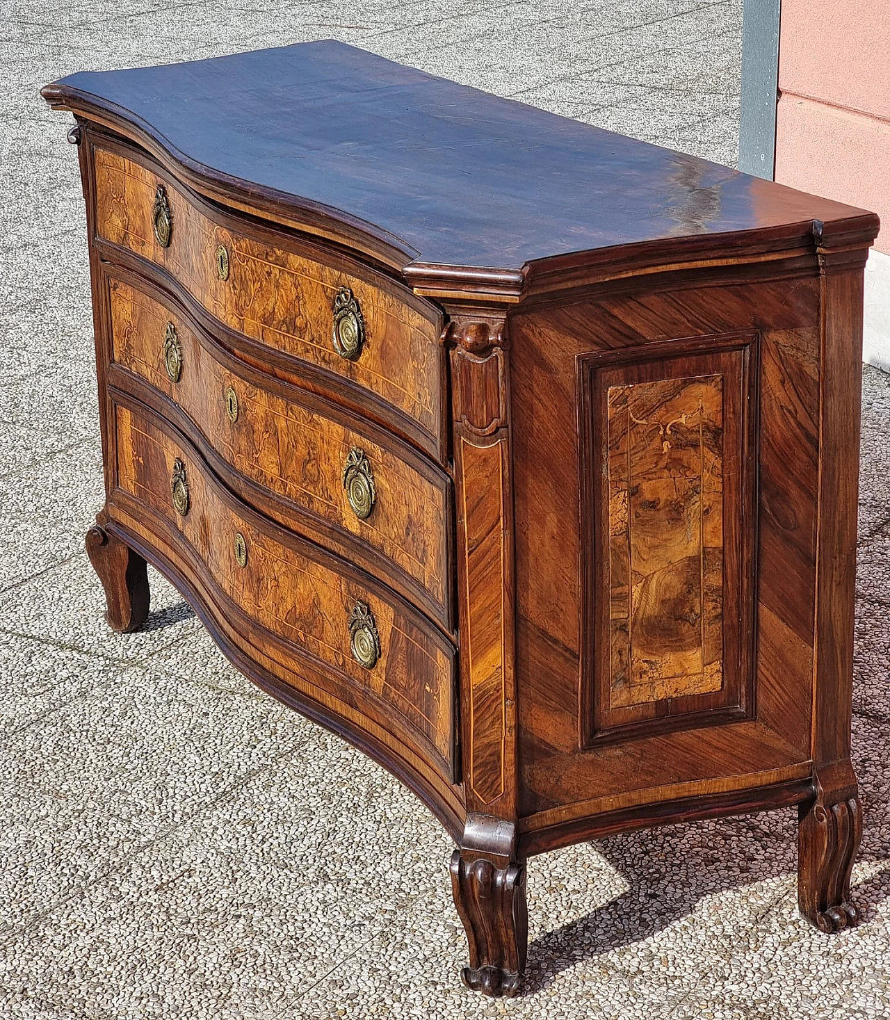 Briarwood commode with 3 drawers & shaped front & sides, 18th century 4