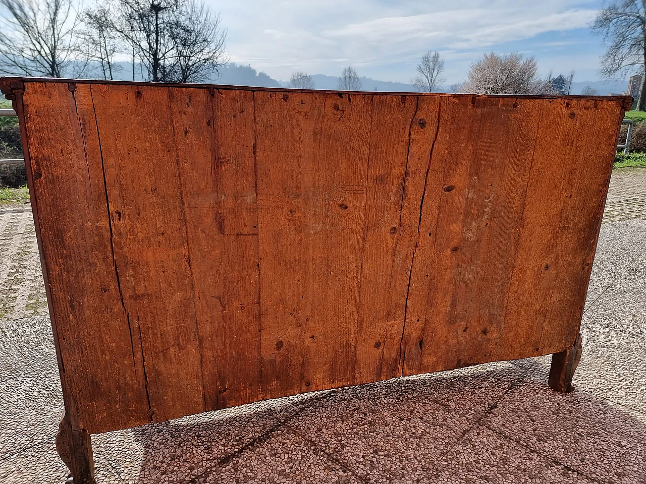 Briarwood commode with 3 drawers & shaped front & sides, 18th century 6