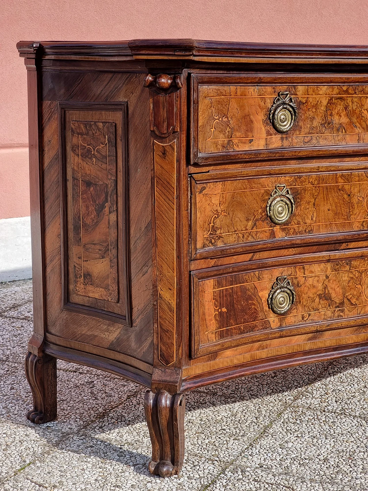 Briarwood commode with 3 drawers & shaped front & sides, 18th century 8