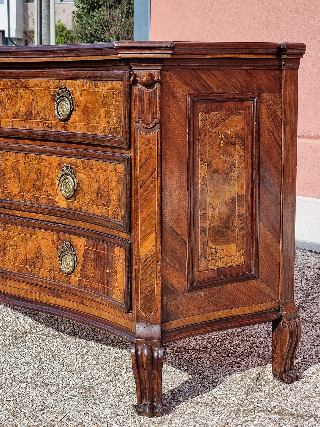 Briarwood commode with 3 drawers & shaped front & sides, 18th century 9