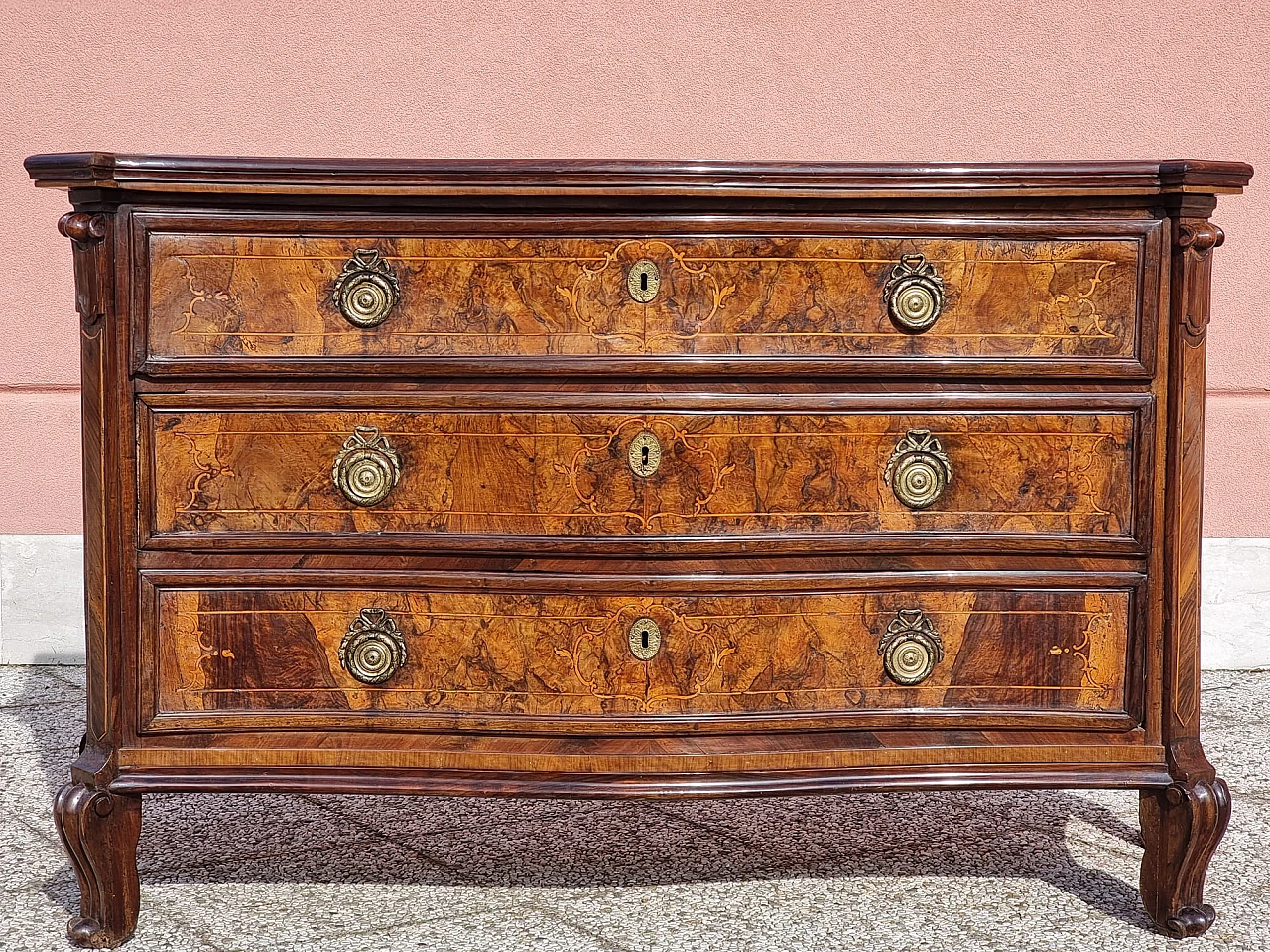 Briarwood commode with 3 drawers & shaped front & sides, 18th century 10