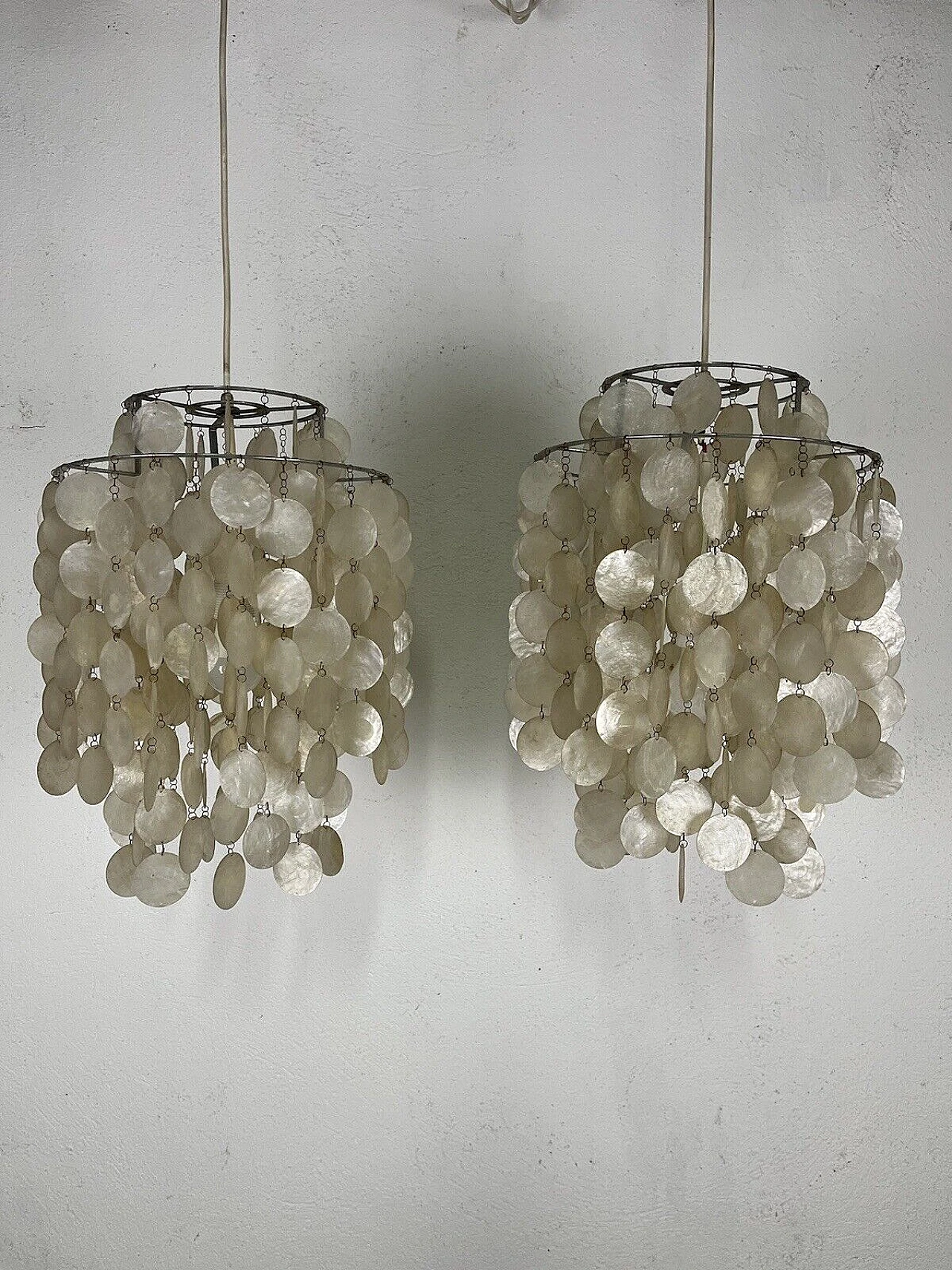 Coppia di lampadari in madreperla di Verner Panton, anni '60 1