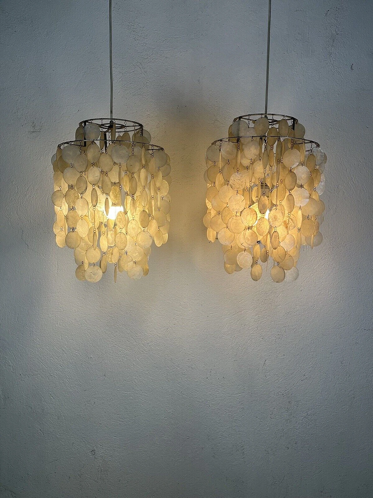 Coppia di lampadari in madreperla di Verner Panton, anni '60 3