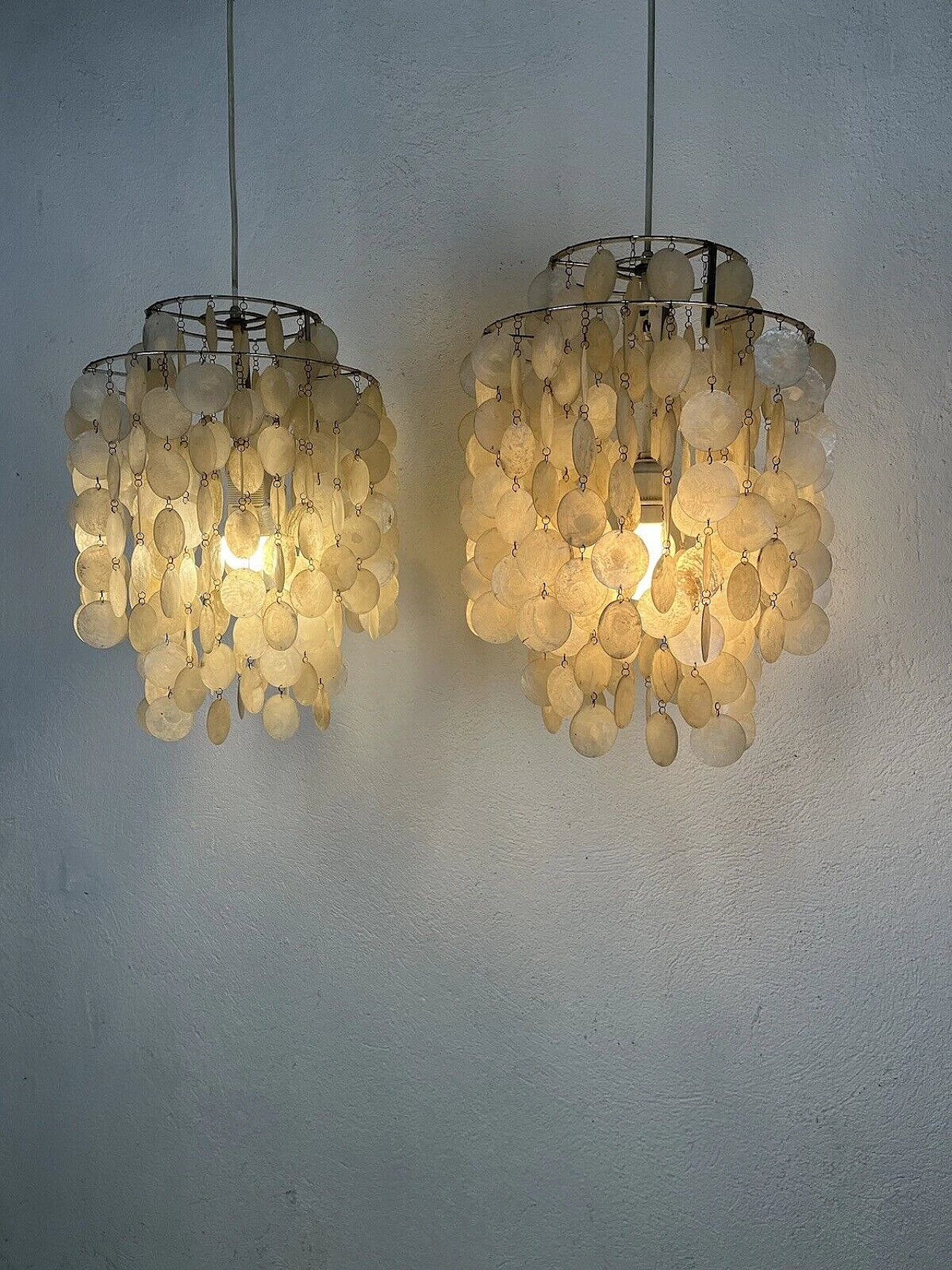 Coppia di lampadari in madreperla di Verner Panton, anni '60 4