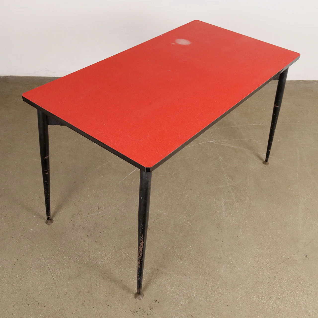 Table in enamelled metal and red formica top, 1950s 3