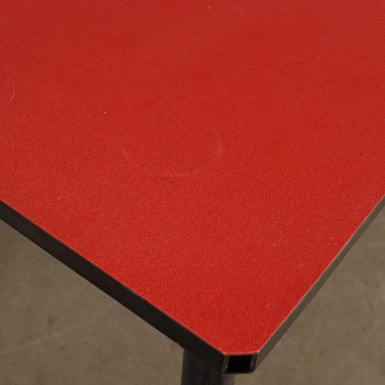Table in enamelled metal and red formica top, 1950s 4